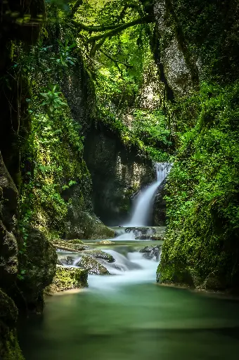 cascade dans la vallée